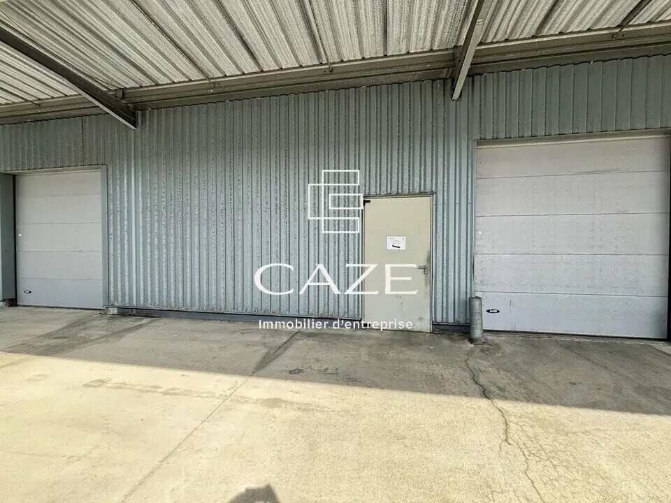 Location Entrepôt 1 568 m² - Photo 1