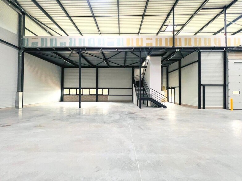 Light Industrial in Plaisir to rent - Building Photo - Image 3 of 24