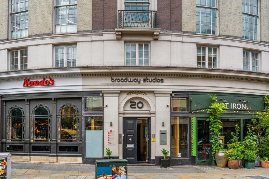 20 Hammersmith Broa, London to rent - Building Photo - Image 3 of 22