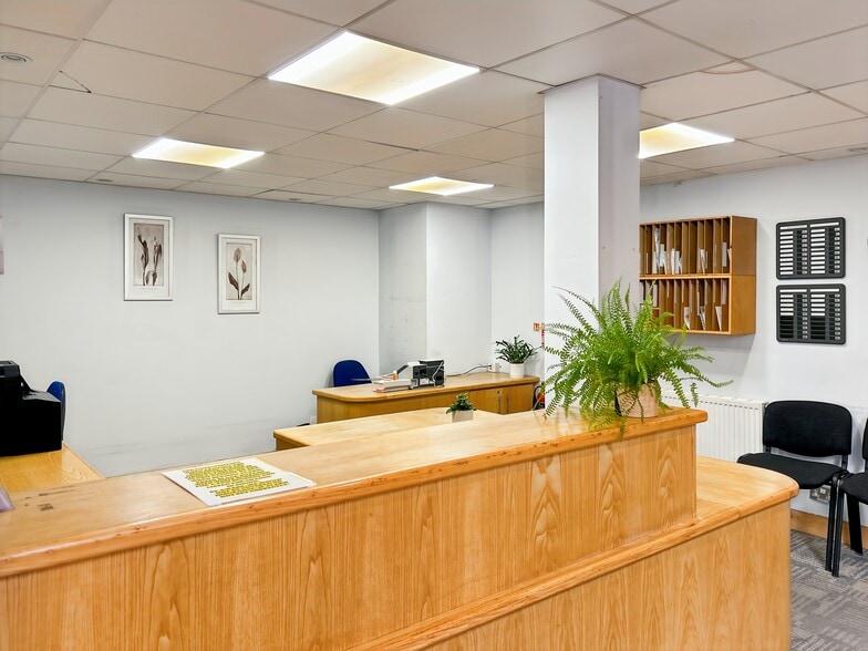 1 Edison Rd, Aylesbury to rent - Interior Photo - Image 2 of 10