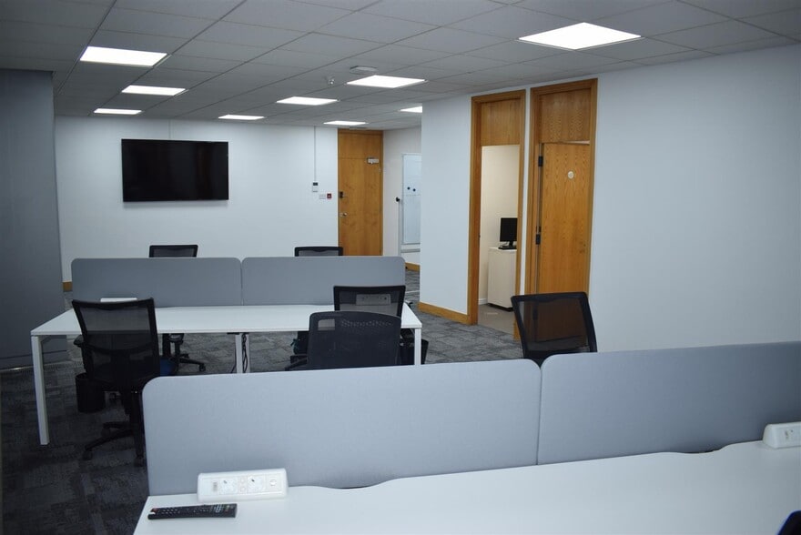 Admirals Way, London to rent - Building Photo - Image 3 of 10