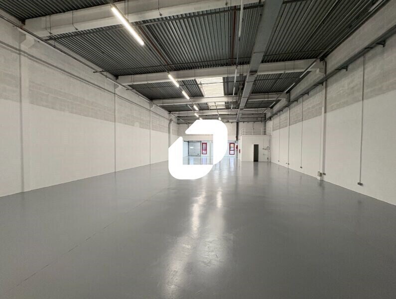 Light Industrial in Éragny to rent Interior Photo- Image 1 of 12