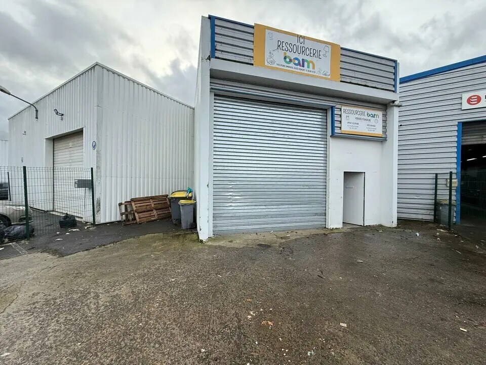 Retail in Domont to rent Building Photo- Image 1 of 9