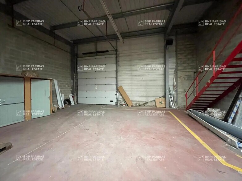 Light Industrial in Noisiel to rent - Interior Photo - Image 2 of 3