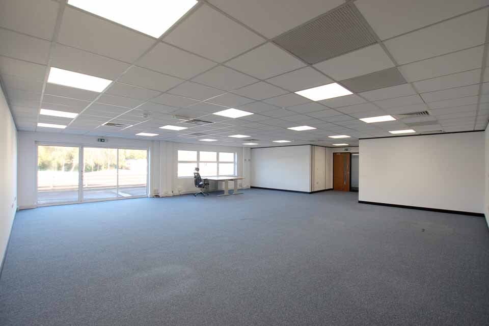 102 Lower Guildford Rd, Woking to rent Interior Photo- Image 1 of 2