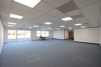 102 Lower Guildford Rd, Woking to rent Interior Photo- Image 1 of 2