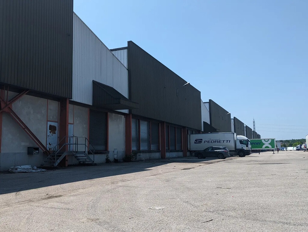 Location Entrepôt 800 m² - Photo 1