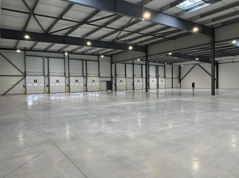 Industrial in Toulouse to rent - Building Photo - Image 2 of 6