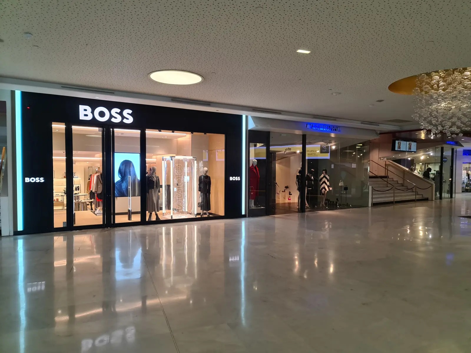 Retail in Paris to rent Interior Photo- Image 1 of 8