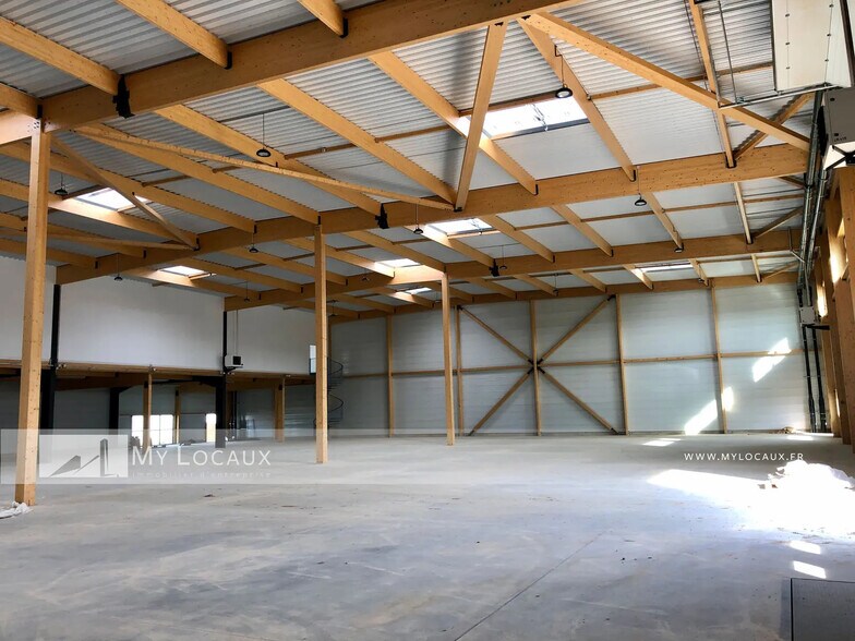 Industrial in Louvres to rent - Interior Photo - Image 3 of 10