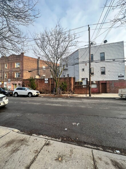 105-111 Bay 50th St, Brooklyn, NY for sale - Primary Photo - Image 1 of 1