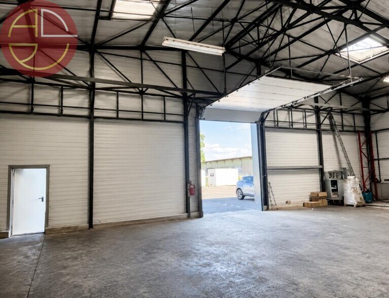 Industrial in Toulouse to rent - Building Photo - Image 1 of 9