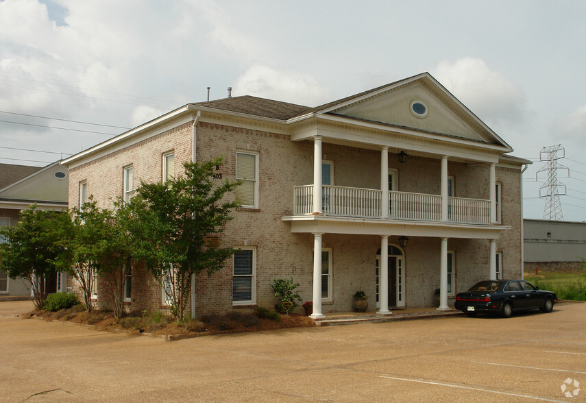 403 Towne Center Blvd, Ridgeland, MS for rent - Primary Photo - Image 1 of 8