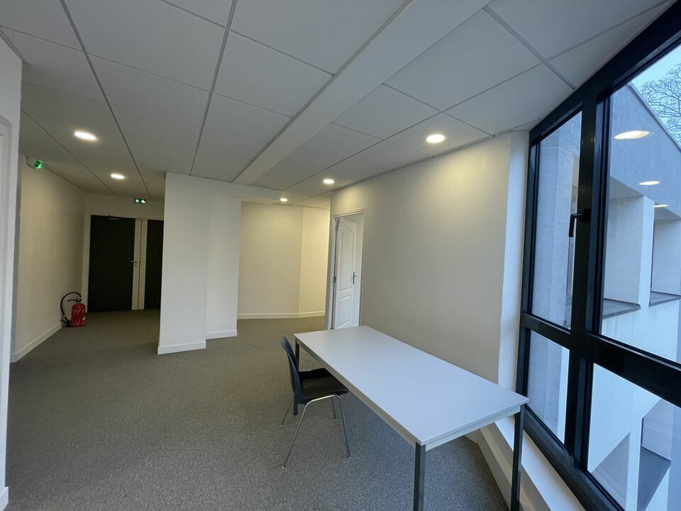 Office in Clichy to rent Interior Photo- Image 1 of 12