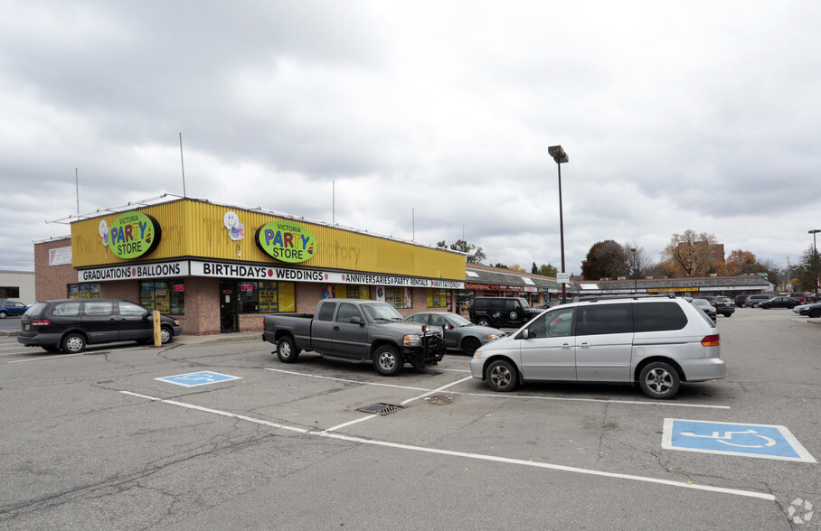 801-809 Victoria St N, Kitchener, ON for rent - Primary Photo - Image 1 of 9