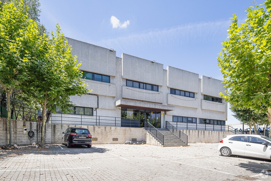 Avenida Fuentemar, 16, Coslada, Madrid to rent - Primary Photo - Image 1 of 30