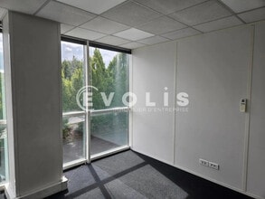 8 Rue Jacqueline Auriol, Chilly-Mazarin to rent Interior Photo- Image 2 of 2