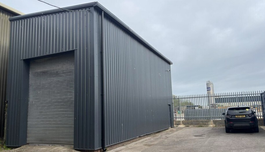 Harris Rd, Calne to rent Building Photo- Image 1 of 2