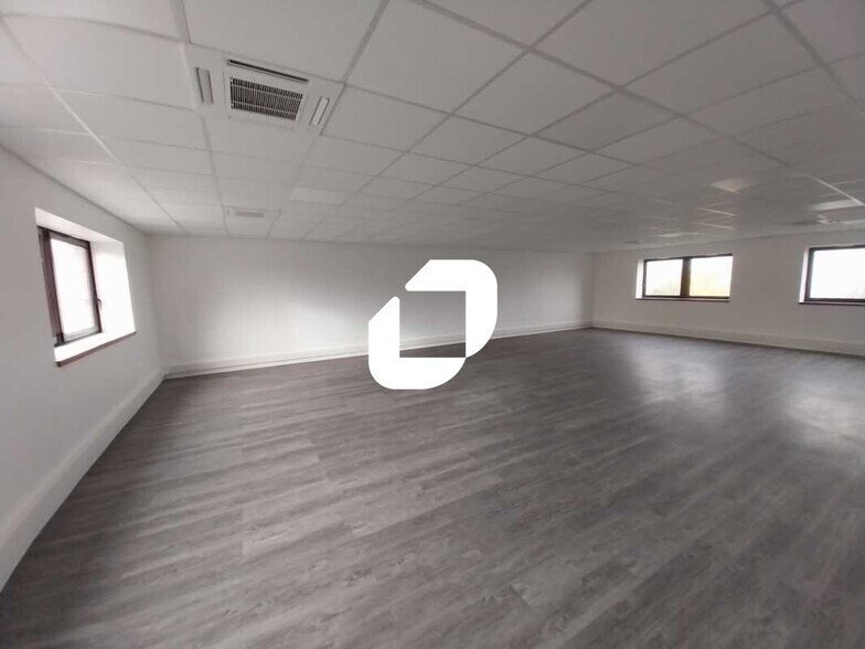 Light Industrial in SAINT-OUEN-L'AUMONE to rent - Interior Photo - Image 1 of 10