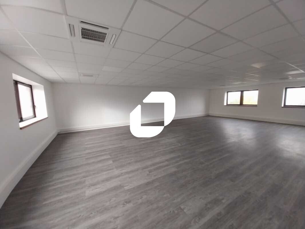 Light Industrial in SAINT-OUEN-L'AUMONE to rent Interior Photo- Image 1 of 11