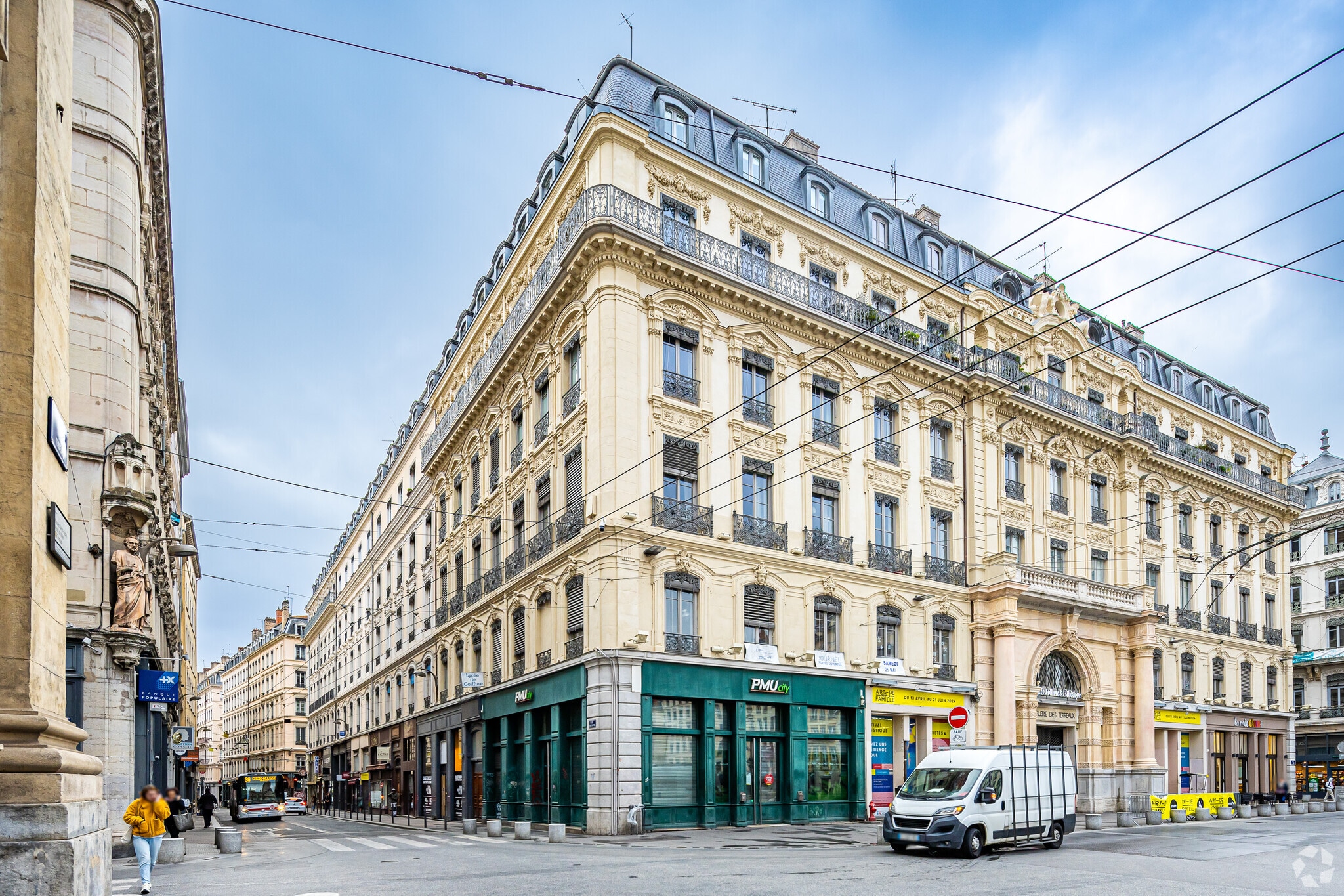 Retail in Lyon to rent Primary Photo- Image 1 of 3