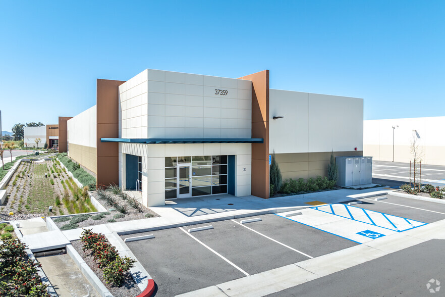 37359 Industry Way, Murrieta, CA for sale - Building Photo - Image 1 of 4