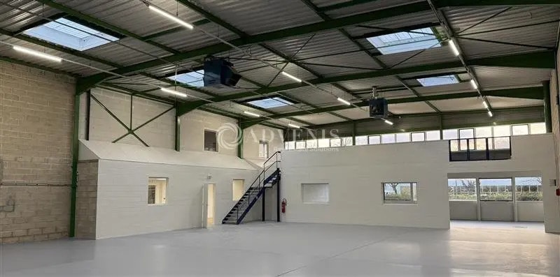 Light Industrial in Saint-Thibault-des-Vignes to rent Interior Photo- Image 1 of 11