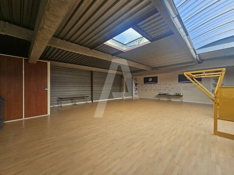 Light Industrial in Trappes for sale - Interior Photo - Image 2 of 5