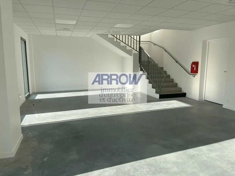 Location Entrepôt 450 m² - Photo 1