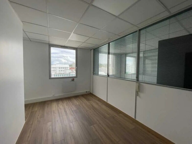 Office in Pantin to rent - Interior Photo - Image 2 of 11