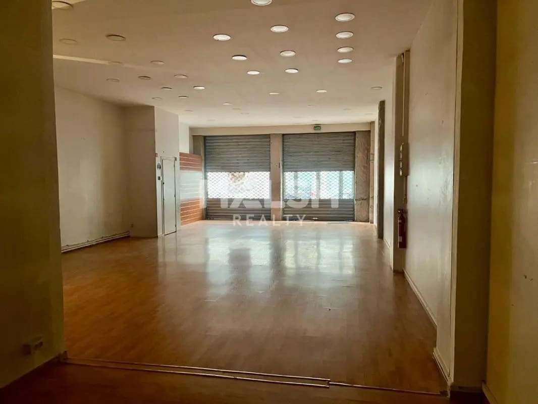 Retail in Lyon to rent Building Photo- Image 1 of 6