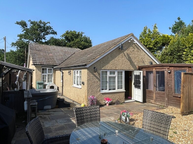 120 Chalet Hill, Bordon for sale - Building Photo - Image 3 of 12
