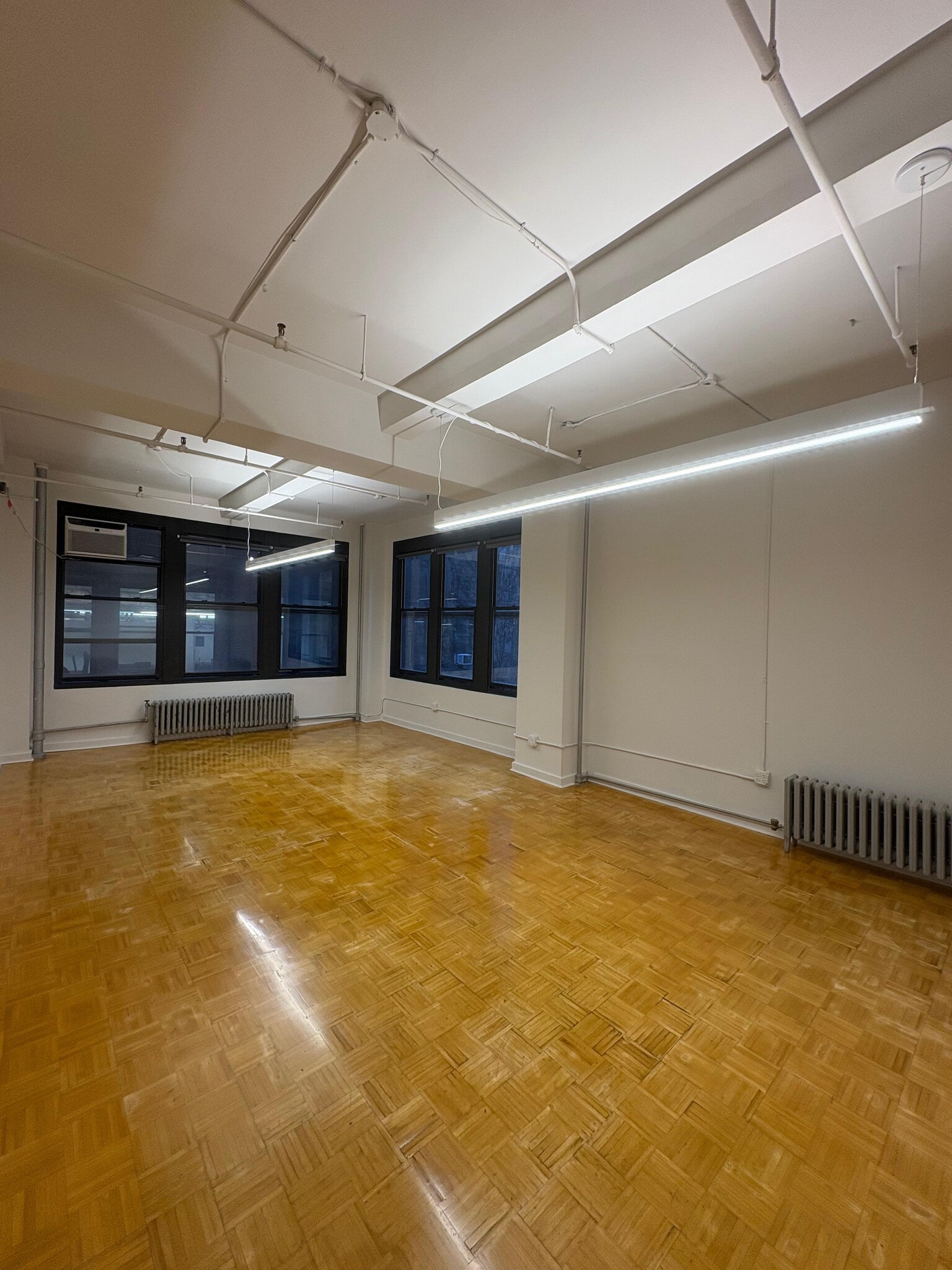 325 W 38th St, New York, NY to rent Interior Photo- Image 1 of 6