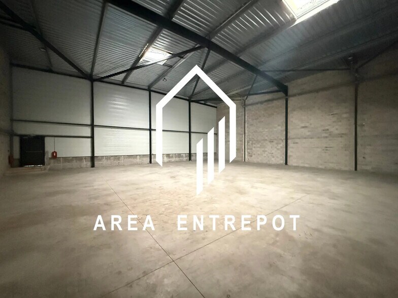 Light Industrial in Aix-en-Provence to rent - Interior Photo - Image 2 of 7