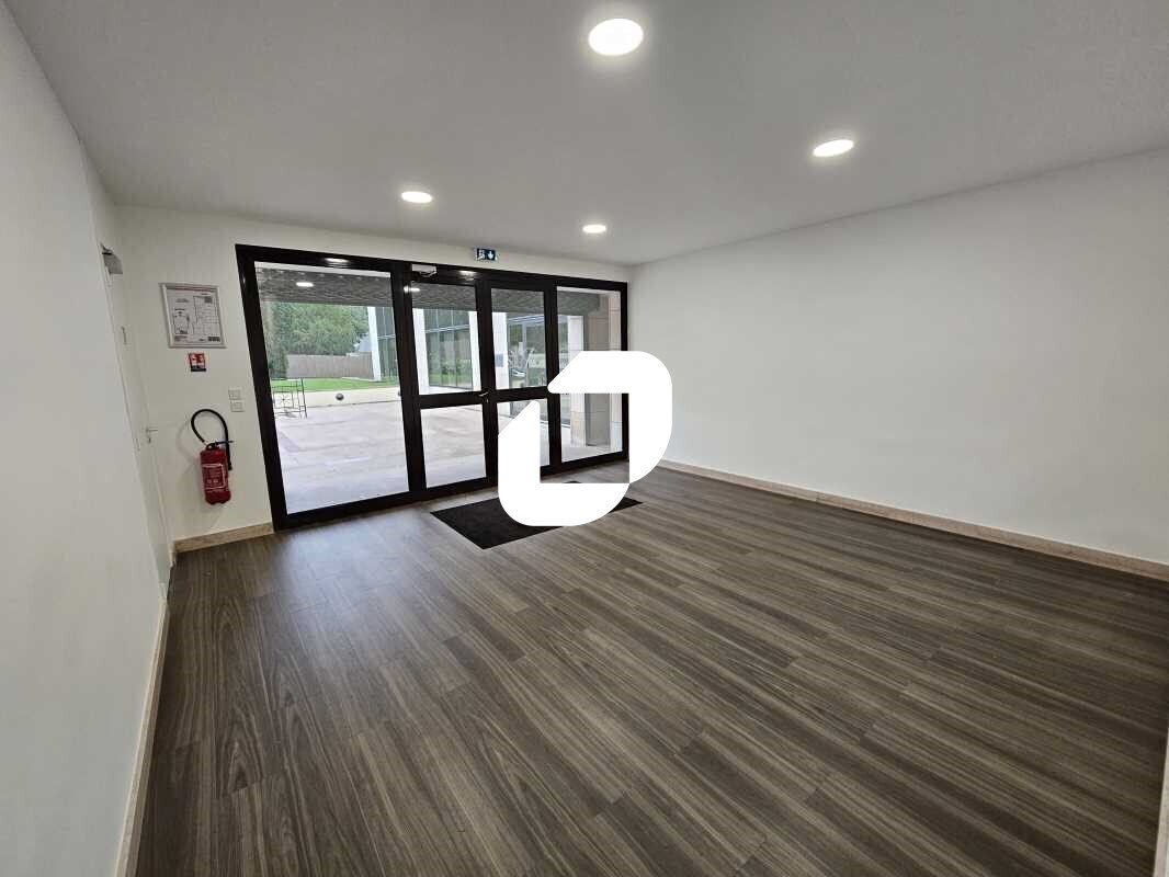 Office in Viroflay to rent Lobby- Image 1 of 16