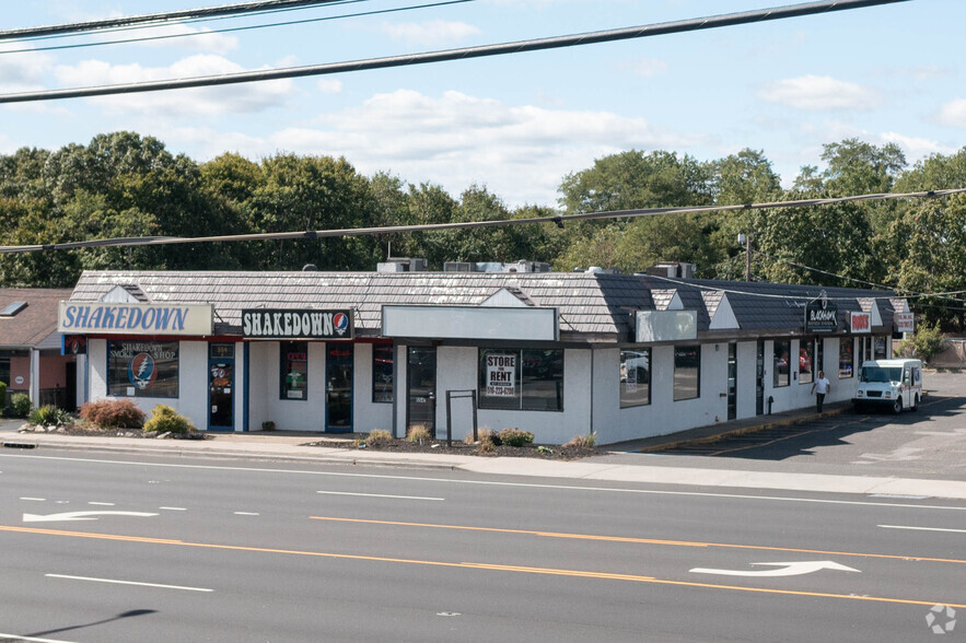 554 Medford Ave, Patchogue, NY for rent - Building Photo - Image 1 of 6