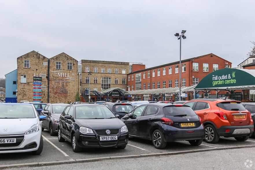 418 Bradford Rd, Batley to rent - Building Photo - Image 3 of 6