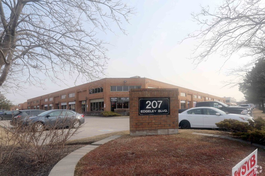 207 Edgeley Blvd, Vaughan L4K 4B5 UK