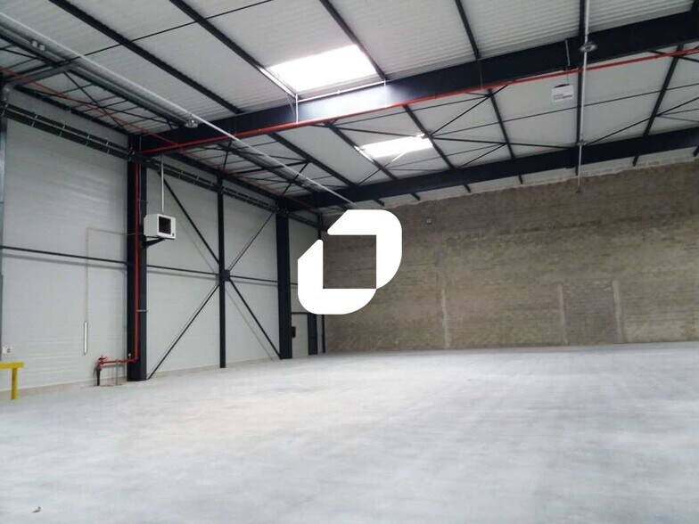 Light Industrial in Maurepas to rent - Interior Photo - Image 3 of 7