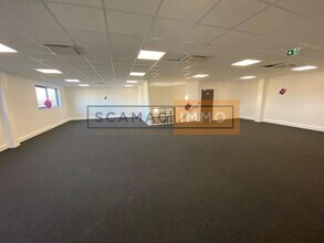 Office in Le Thillay to rent Building Photo- Image 2 of 4