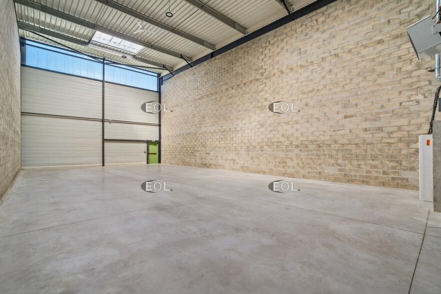 Light Industrial in Stains to rent - Building Photo - Image 3 of 6