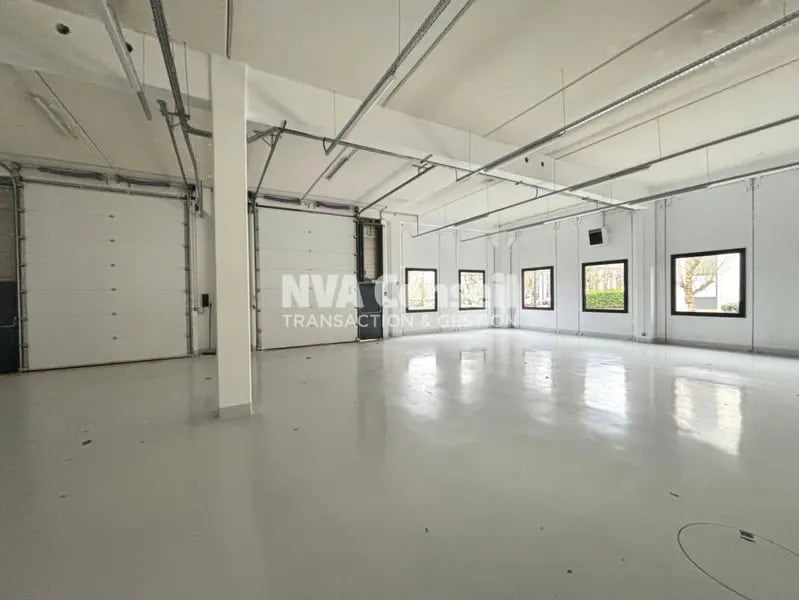 Light Industrial in Cergy to rent Interior Photo- Image 1 of 6