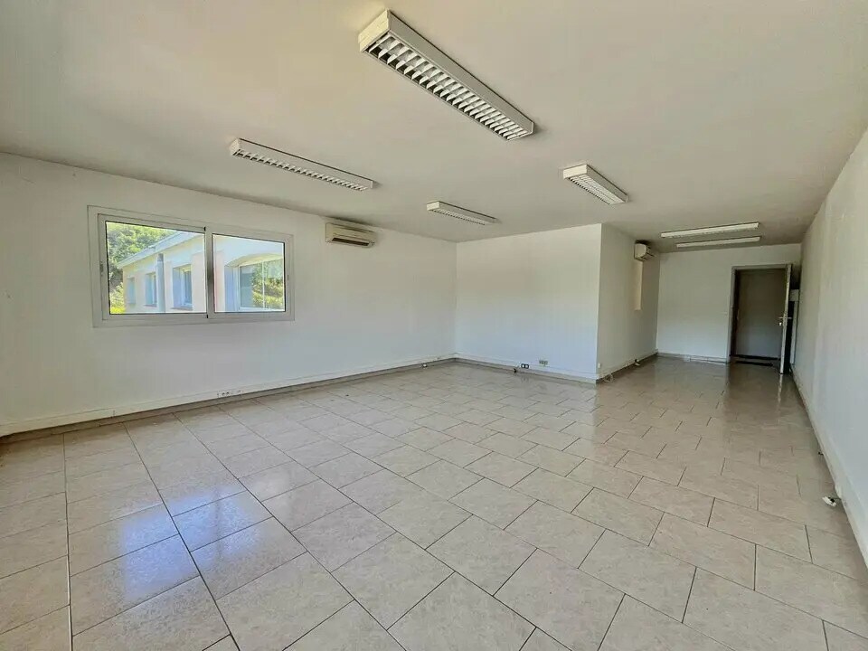 Location Bureaux 47 m² - Photo 1