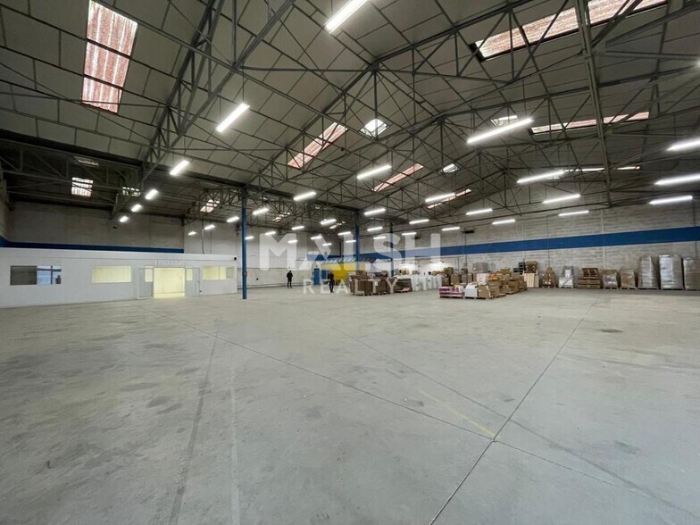 111 Route De Genas, Vaulx-en-Velin to rent - Building Photo - Image 3 of 7