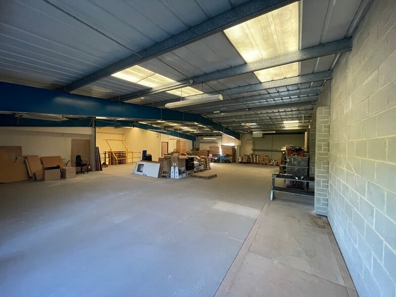 5 Brook Ln, Westbury to rent - Building Photo - Image 3 of 6