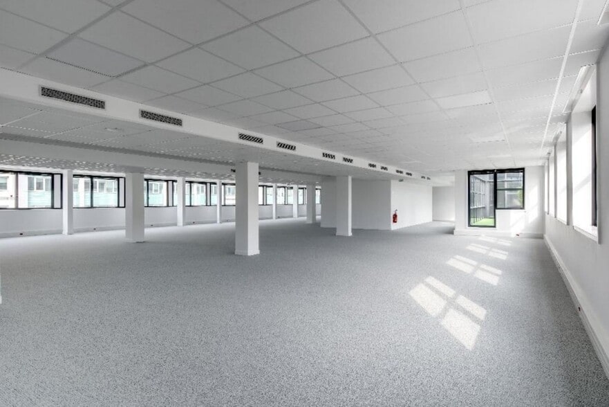 Office in Levallois-Perret to rent - Building Photo - Image 3 of 7