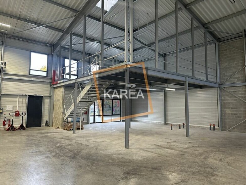 Light Industrial in Serris to rent - Building Photo - Image 2 of 5