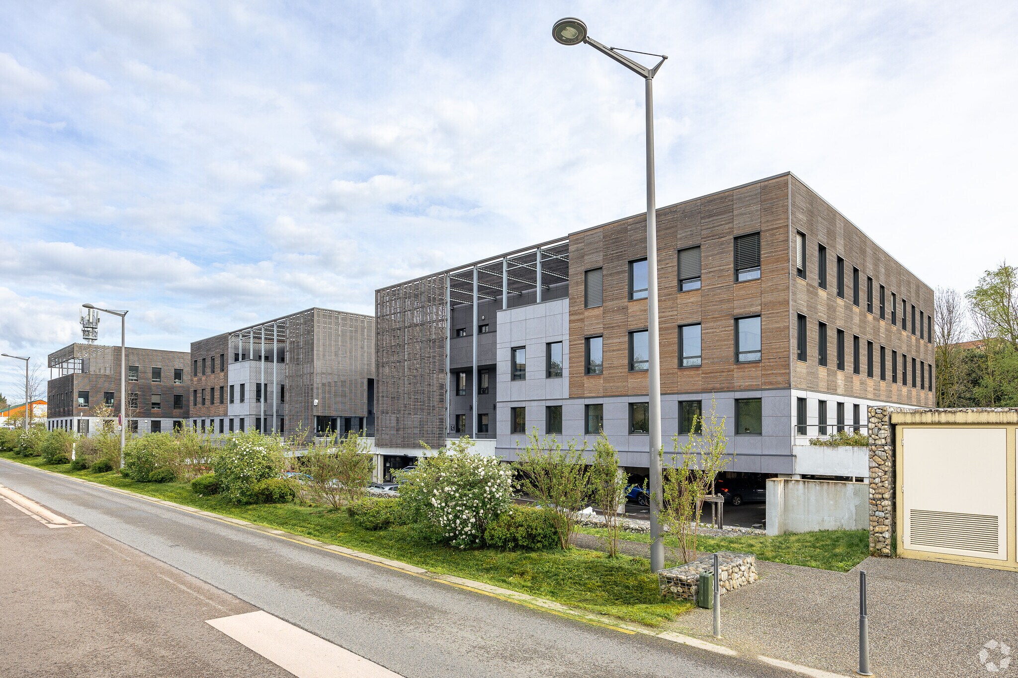 Office in Limonest to rent Building Photo- Image 1 of 3