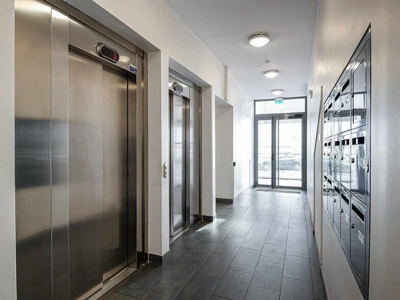 Office in Marseille to rent - Lobby - Image 2 of 15