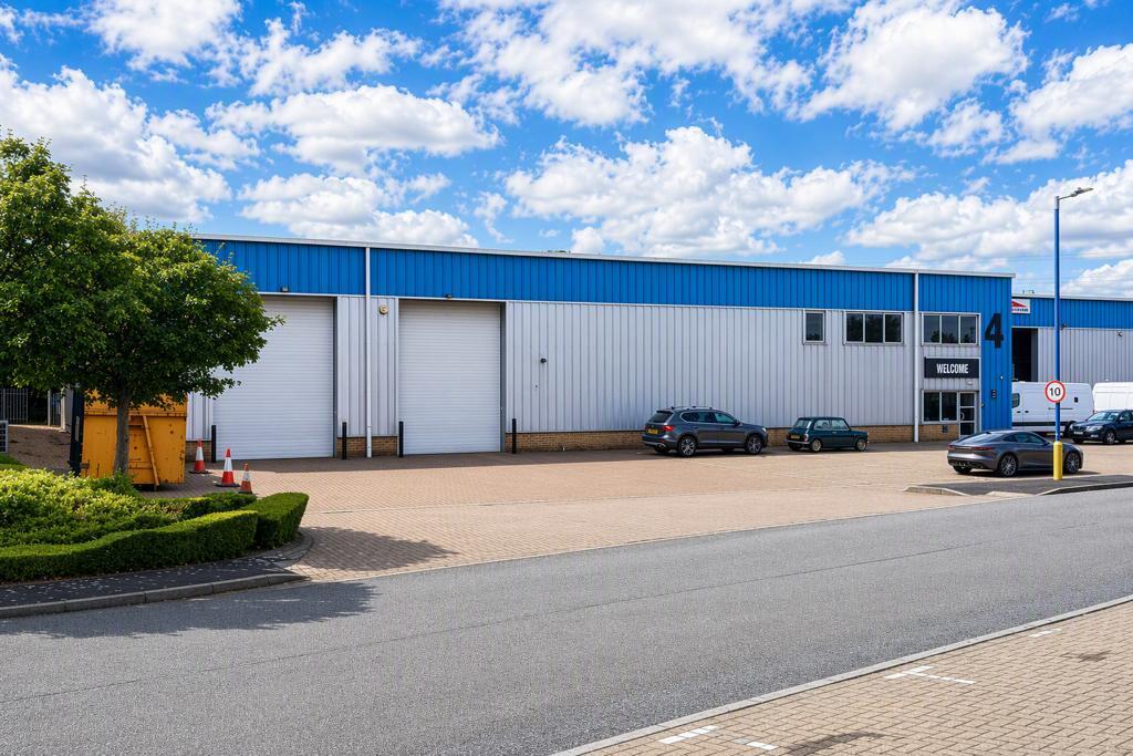 Jugglers Close, Banbury to rent Building Photo- Image 1 of 5